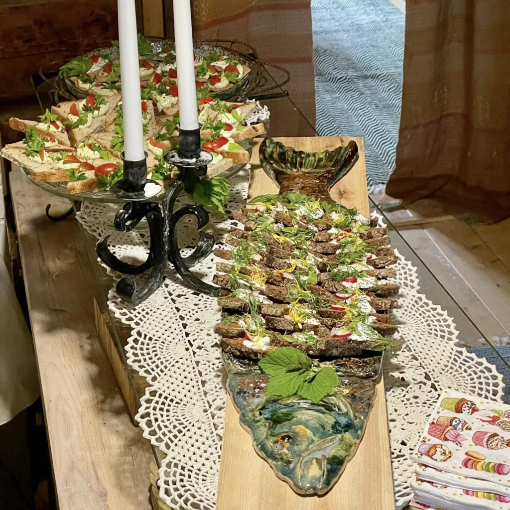 Marjamäen pappilan upea kala-annos tarjoiluvadilla Heinävedellä Pohjoisella Saimaalla.