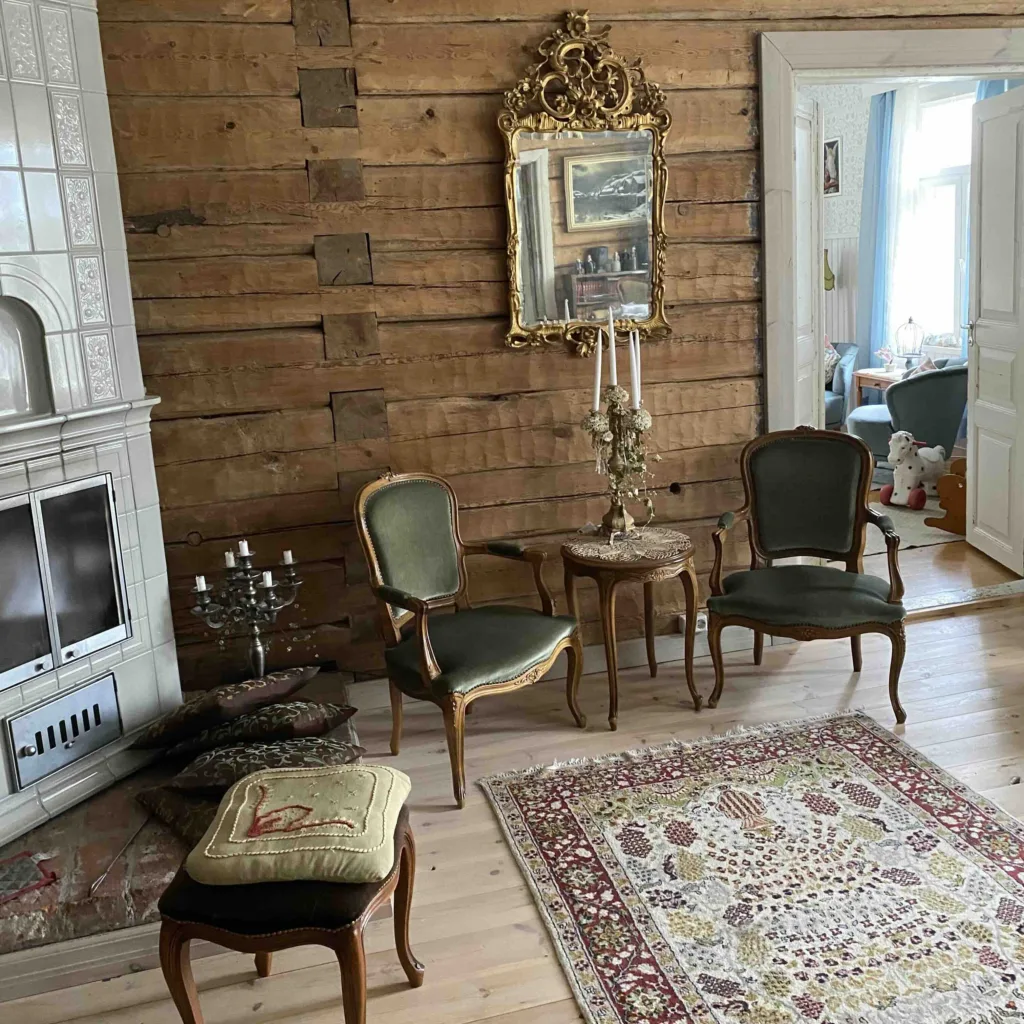 Marjamäen pappilan upeasti entisöity sali ja sen antiikkihuonekalut Heinävedellä.