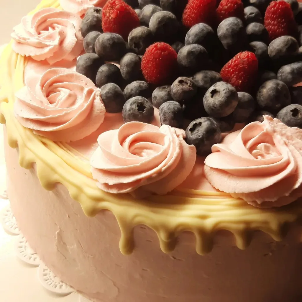 Piopalvelu Väkkärän herkullisia kakkuja Heinävedellä koristellaan muun muassa tuoreilla marjoilla.