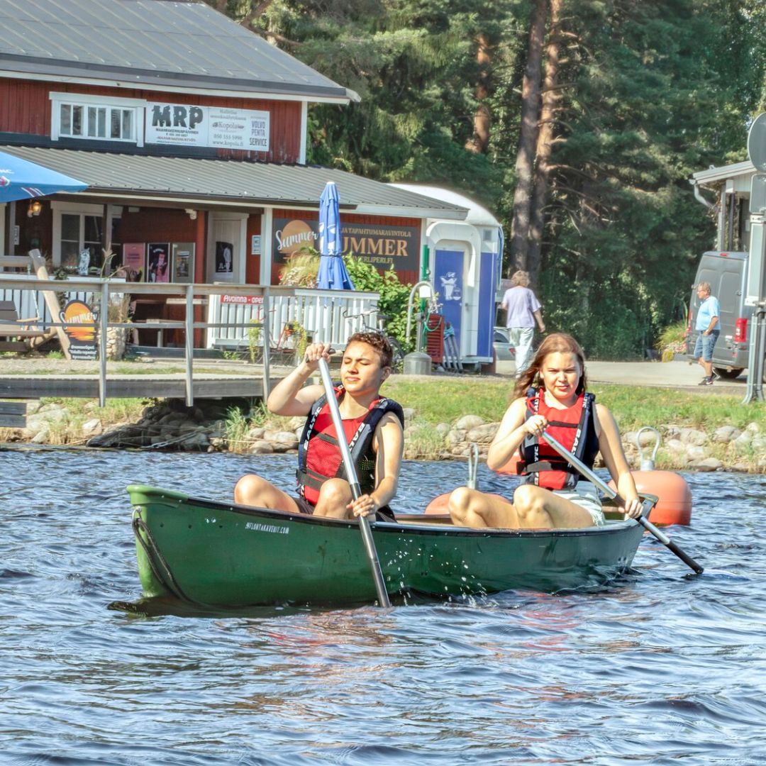 Kaksi naista kajakeissa – Melontakaverit vuokraa kanootteja ja kajakkeja sekä järjestää opastettuja retkiä.