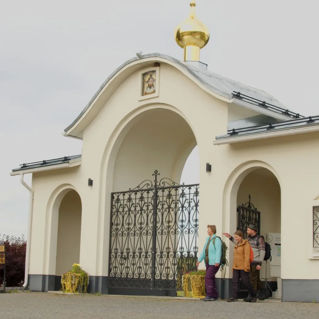 Vaeltajat lähdössä Valamon luostarilta reitille kohti Lintulaa.