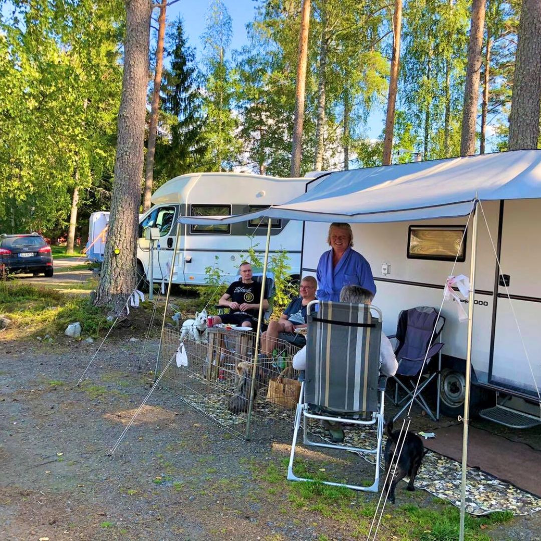 Paksuniemen satama Rääkkylässä tarjoaa viihtysän leirintäalueen karavaanareille ja telttailijoille.