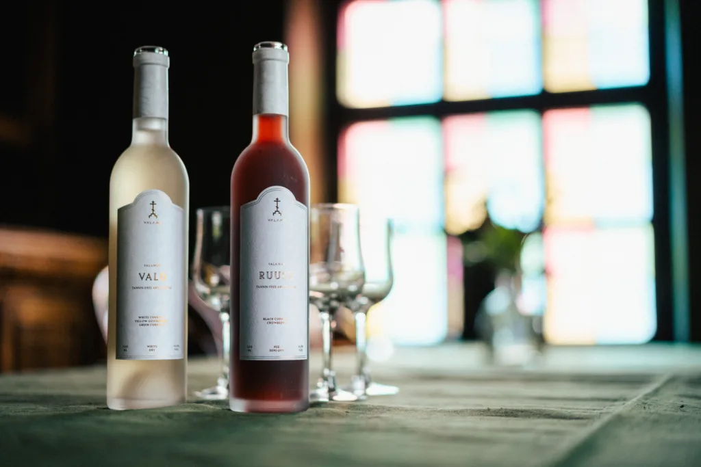 Valamon luostarin viinipulloja ja laseja Heinävedellä Pohjoisella Saimaalla – luostarissa valmistettuja viinejä ja rauhallisia makuelämyksiä.