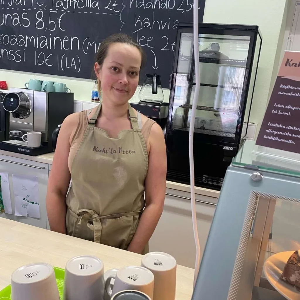 Kahvila Moccan omistaja Liperin keskustassa Pohjoisella Saimaalla – vastuullinen ja yhteisöllinen kahvila paikallisten kohtaamispaikkana.