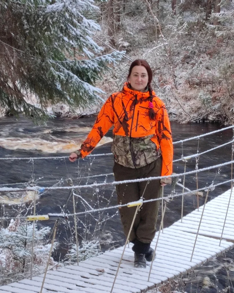 Kotapihassa Liperissä eletään yhteisöllisesti ja lähellä luontoa. Yrittäjä Jenni rentoutuu metsästysretkillä lähimetsissä.