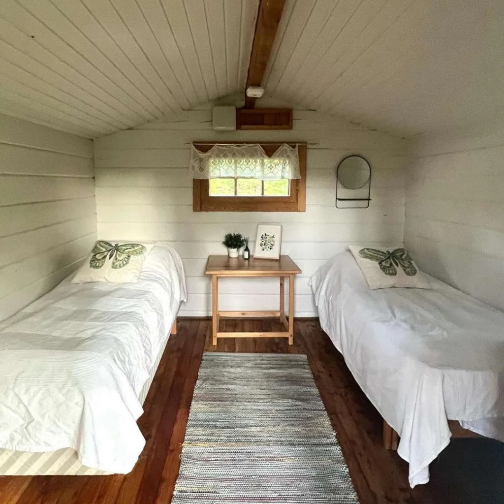 Ronttopuiston kahvila tarjoaa majoitusta viehättävissä pienissä mökeissä.