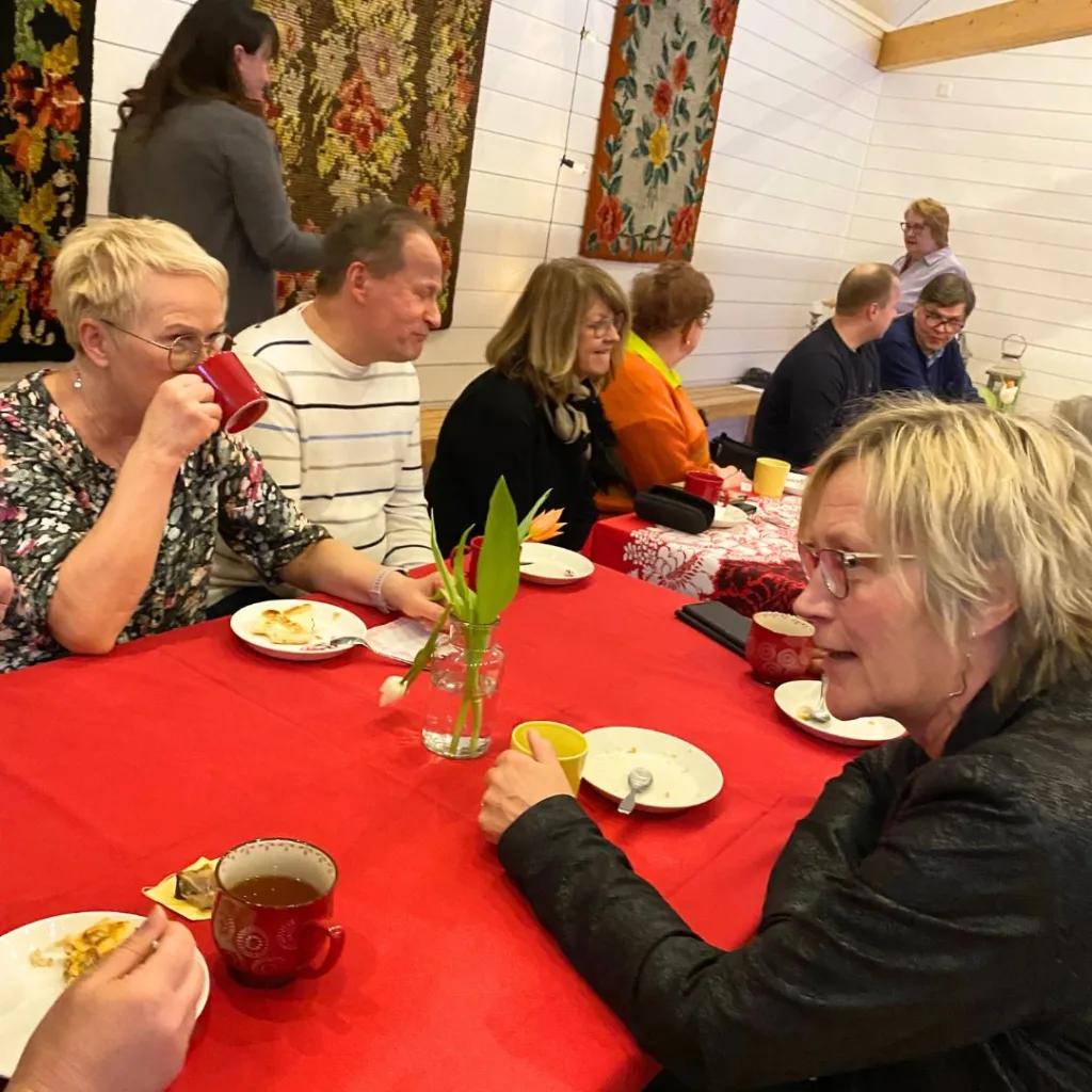 Matkailuilta Pohjoisella Saimaalla, yrittäjiä ja kuntien edustajia keskustelemassa yhteisen pöydän ääressä.