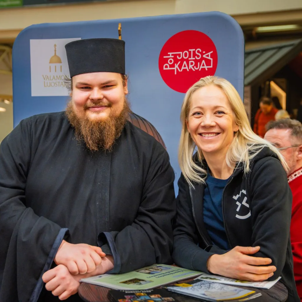 Valamon isä Stefanos ja ampumahiihtäjä Kaisa Mäkäräinen Matkamessuilla Helsingin messukeskuksessa – Valamon luostari ja Pohjoinen Saimaa esillä messuvieraille.