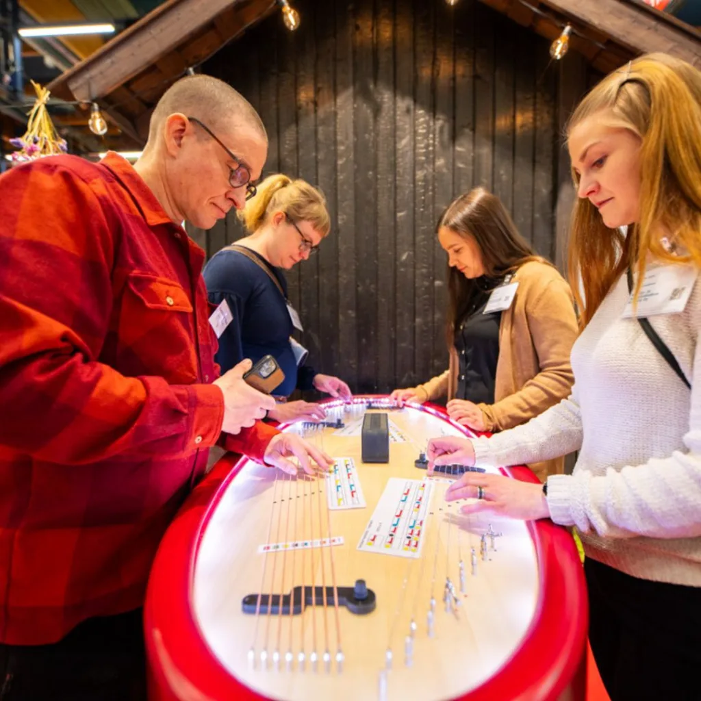 Yhteiskannel soi Pohjoisen Saimaan osastolla Matkamessuilla – yhdessä soitettu kannelmusiikki esittelee alueen kulttuuriperintöä.