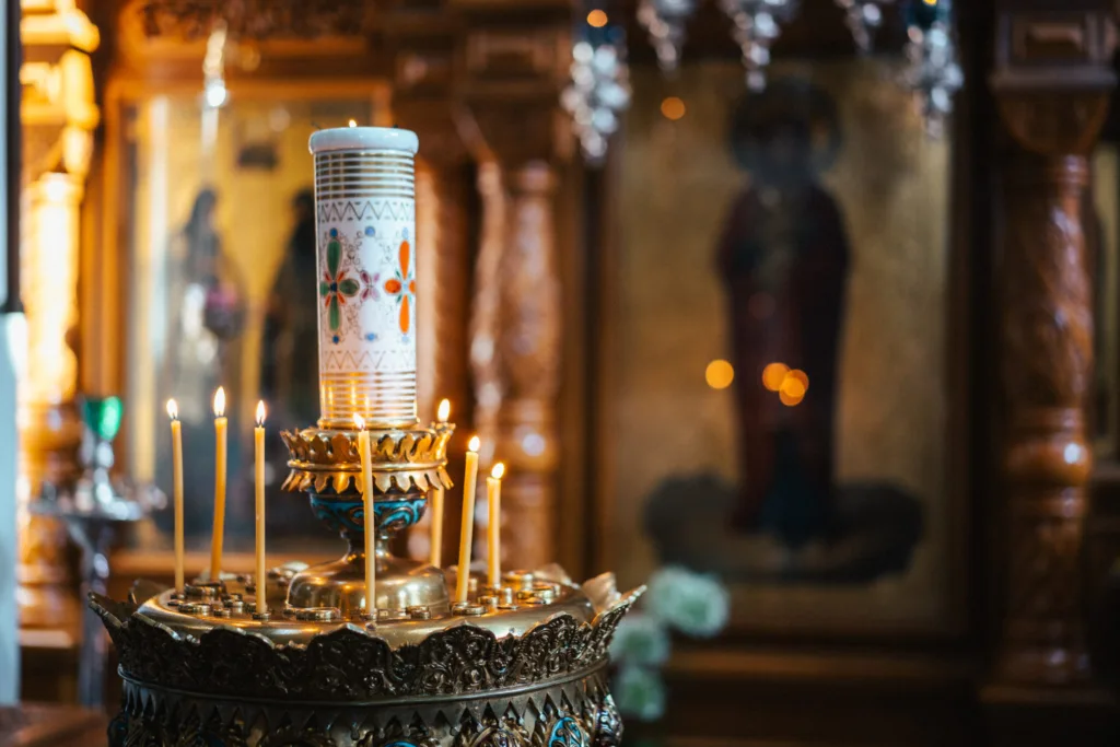 Lähikuva palavista tuohuksista Valamon luostarissa Heinävedellä Pohjoisella Saimaalla – ortodoksinen kulttuuriperintö, hiljentymisen hetki ja kirkon kauneus.