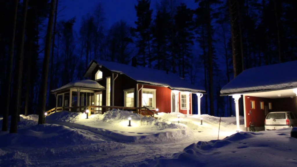 Tunnelmallinen hyvinvointihuvila Karelia Cottagesin omassa saaressa Rääkkylässä Pohjoisella Saimaalla, talvinen ilta ja rauhallinen majoitus omassa rauhassa.