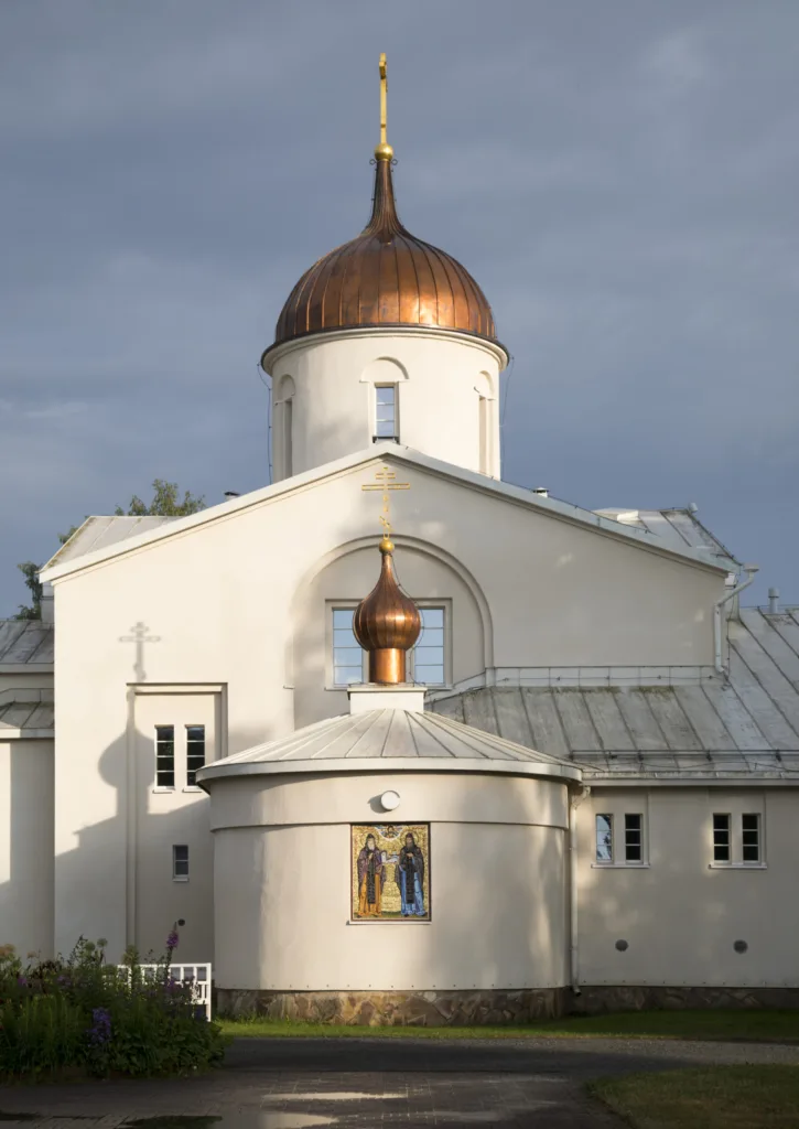 Valamon luostarin kirkko ulkoa kuvattuna Heinävedellä Pohjoisella Saimaalla – perinteinen ortodoksinen luostarimiljöö järvimaiseman keskellä.