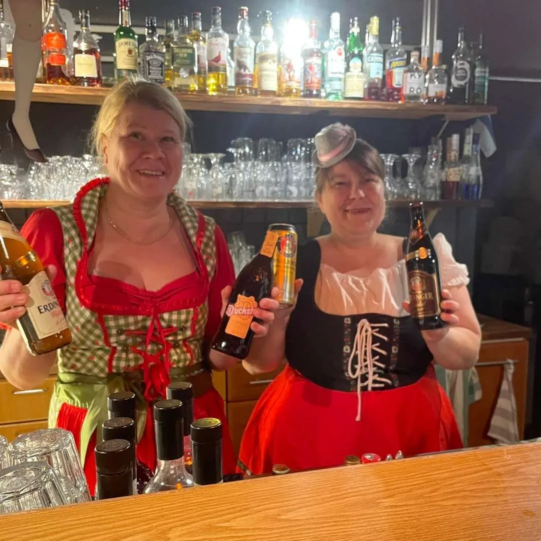 Ravintola Heinäkissan yrittäjä olutjuhlan tunnelmissa Heinävedellä Pohjoisella Saimaalla – ravintolan motto ‘ruokaa, viinaa ja yöksi putkaan’