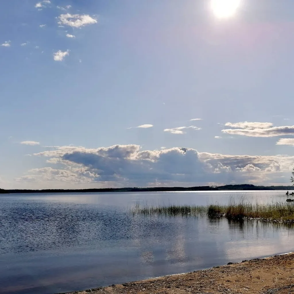 Laadukas vuokramökki luonnon rauhassa Leveälahden lomamökeillä Liperissä – vastuullisen matkailijan valinta.