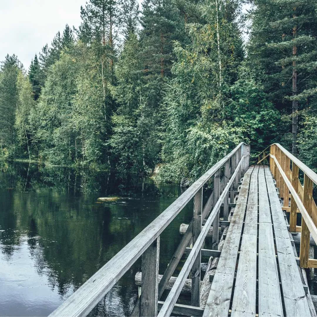 Silta joen yli Heinävedellä Saimaa by Cycle -reitillä Pohjoisella Saimaalla – gravelpyöräilyä vesistöjen ja jokimaisemien tuntumassa.