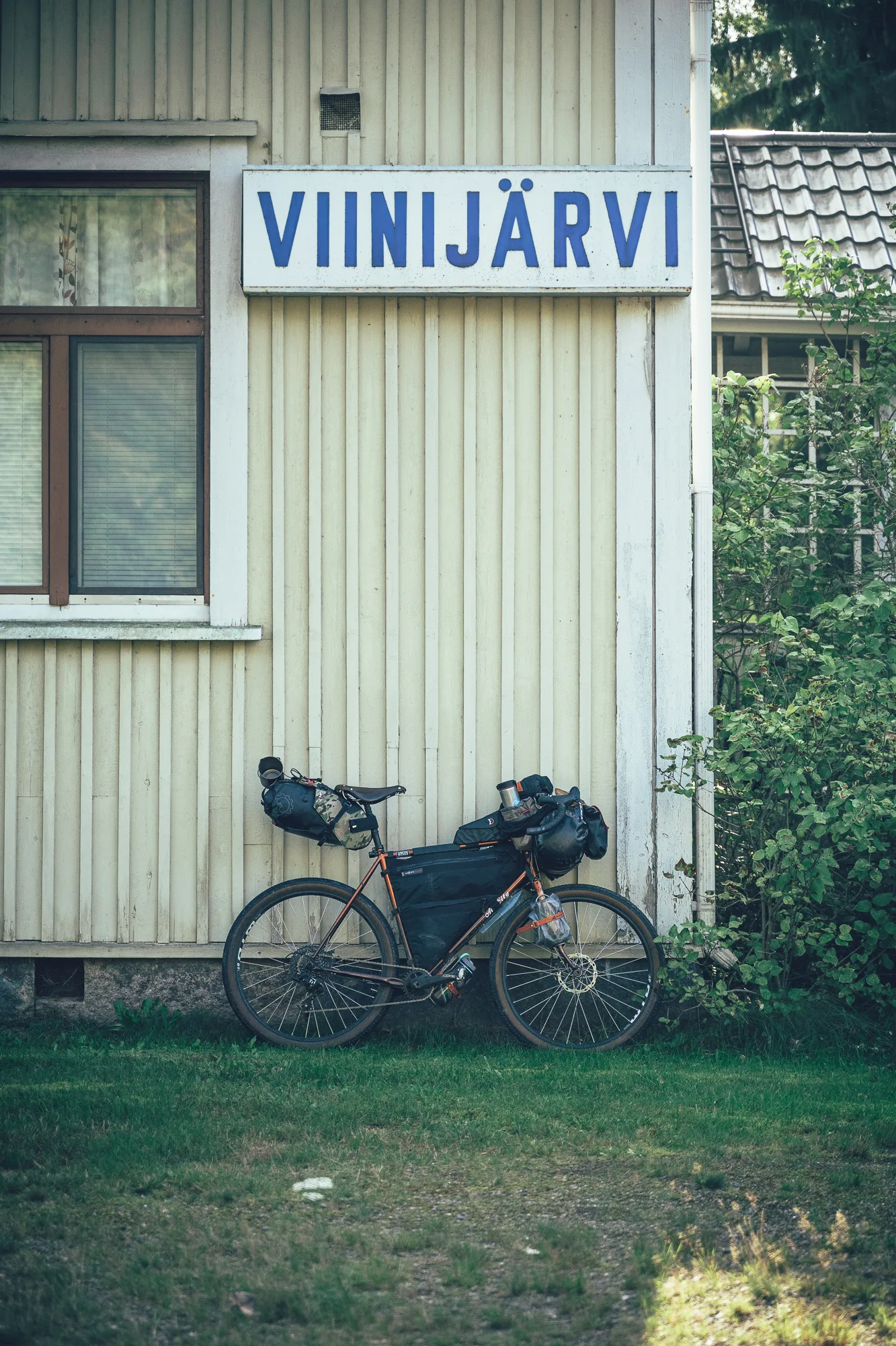 Pyörä Viinijärven asemalla Liperissä Pohjoisella Saimaalla – Saimaa by Cycle -gravelreitille pääsee kätevästi junalla.
