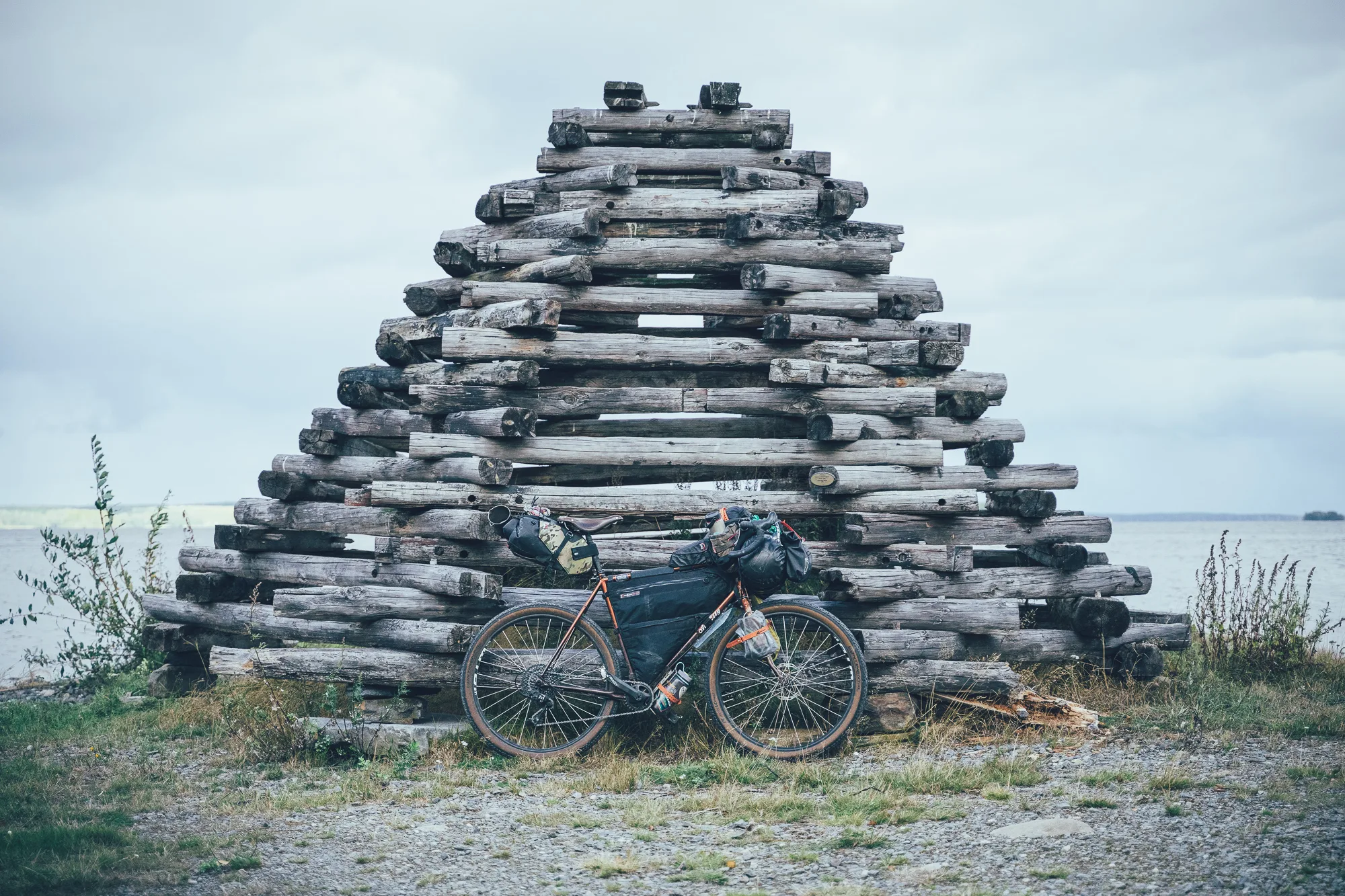 Taidelaavu Rääkkylässä Saimaa by Cycle -reitin varrella Pohjoisella Saimaalla – viihtyisä levähdyspaikka pyöräilijöille.