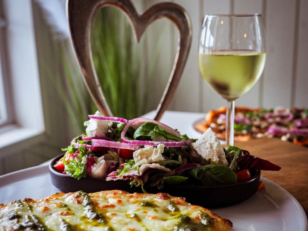 Kesä- ja tapah­tu­ma­ra­vin­to­la SUMMER — antaa ilon leimah­del­la