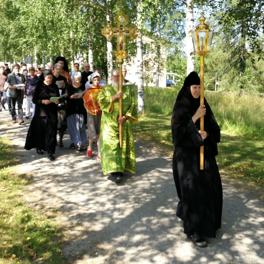 Nunna kantaa ristiä Lintulan luostarin ristisaatossa – Luostarista luostariin -vaellus vastuullisesti paikallista kulttuuria kunnioittaen.