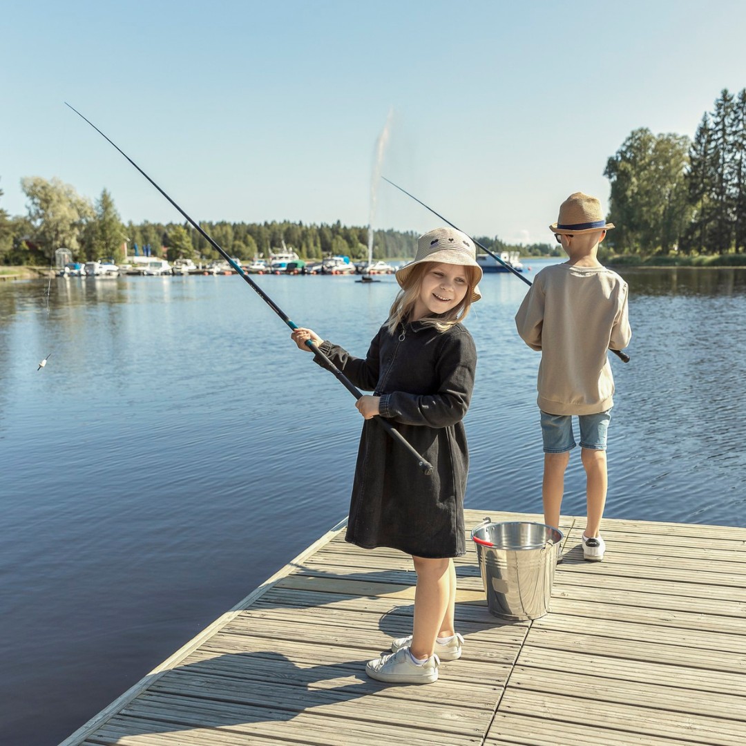 Kaksi lasta ongella Kirkkolahden satamassa Liperissä – lapsiperheiden kohteita.