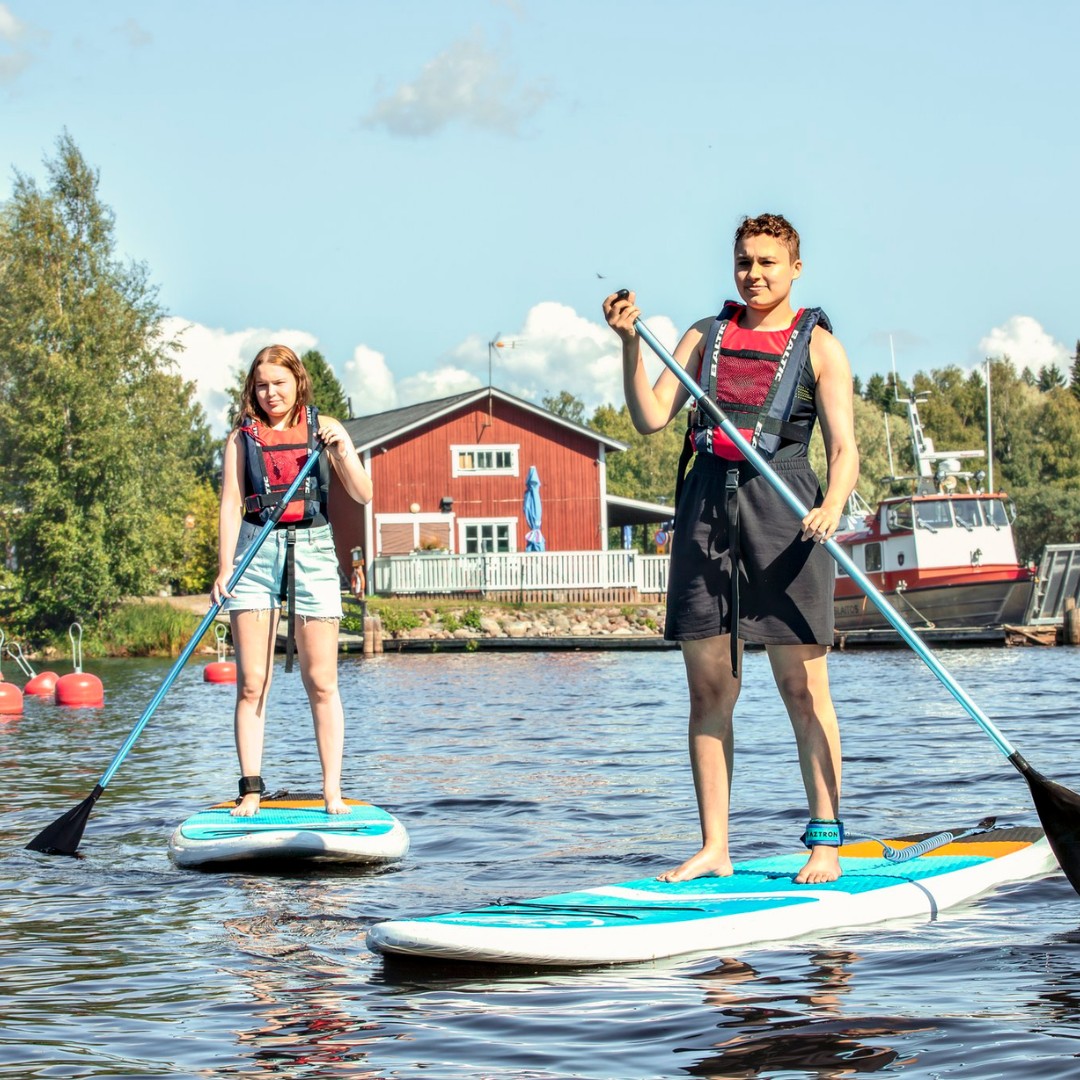 Suppailijoita Liperin Kirkkolahdessa Pohjoisella Saimaalla – Melontakaverit vuokraa SUP-lautoja ja muuta kalustoa alueen melontareiteille.