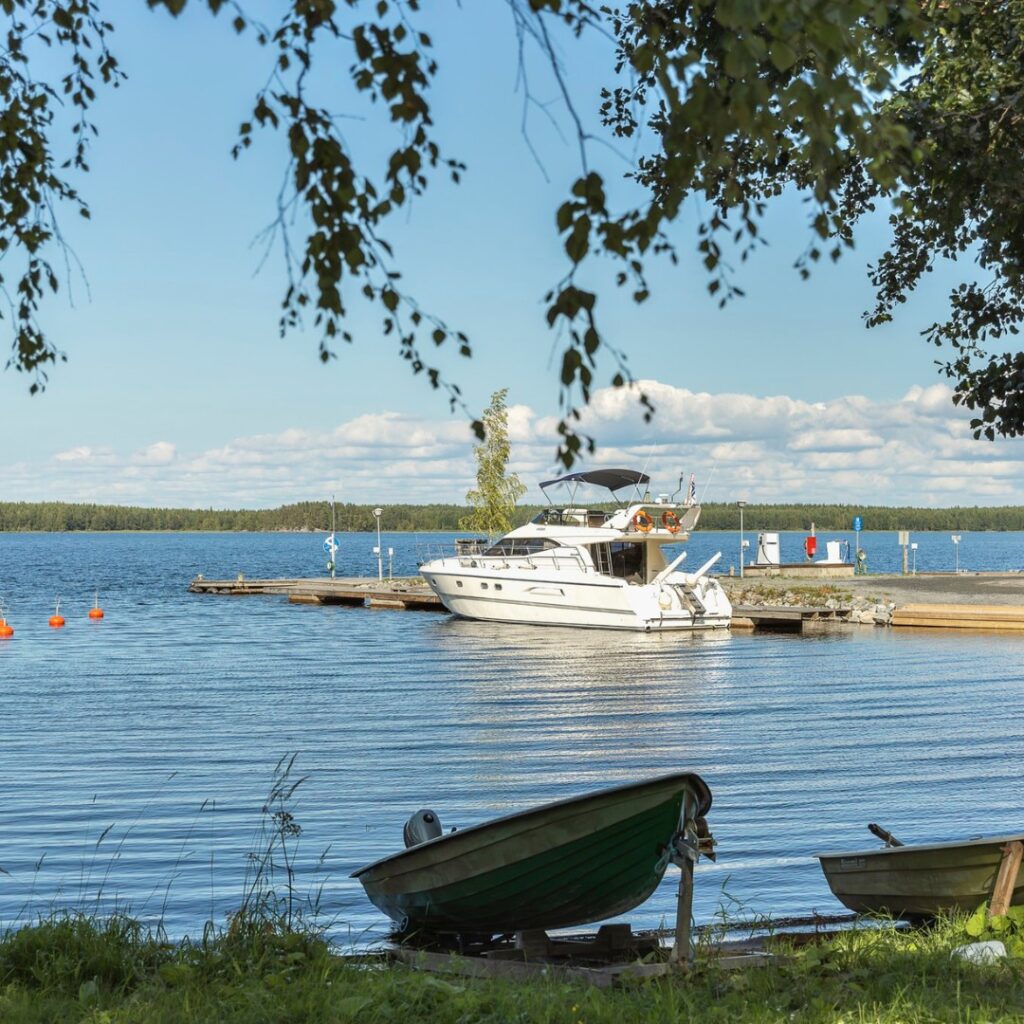 Tutjunniemen satama Liperissä on mökkiläisten ja vierasveneiden kohtaamispaikka.
