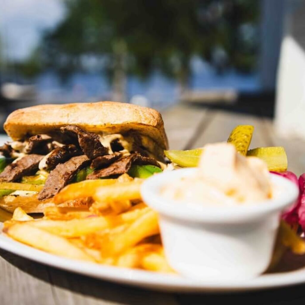 Herkullinen annos Paksuniemen satamaravintolassa Rääkkylässä Pohjoisella Saimaalla – paikallisia makuja järvimaiseman äärellä.