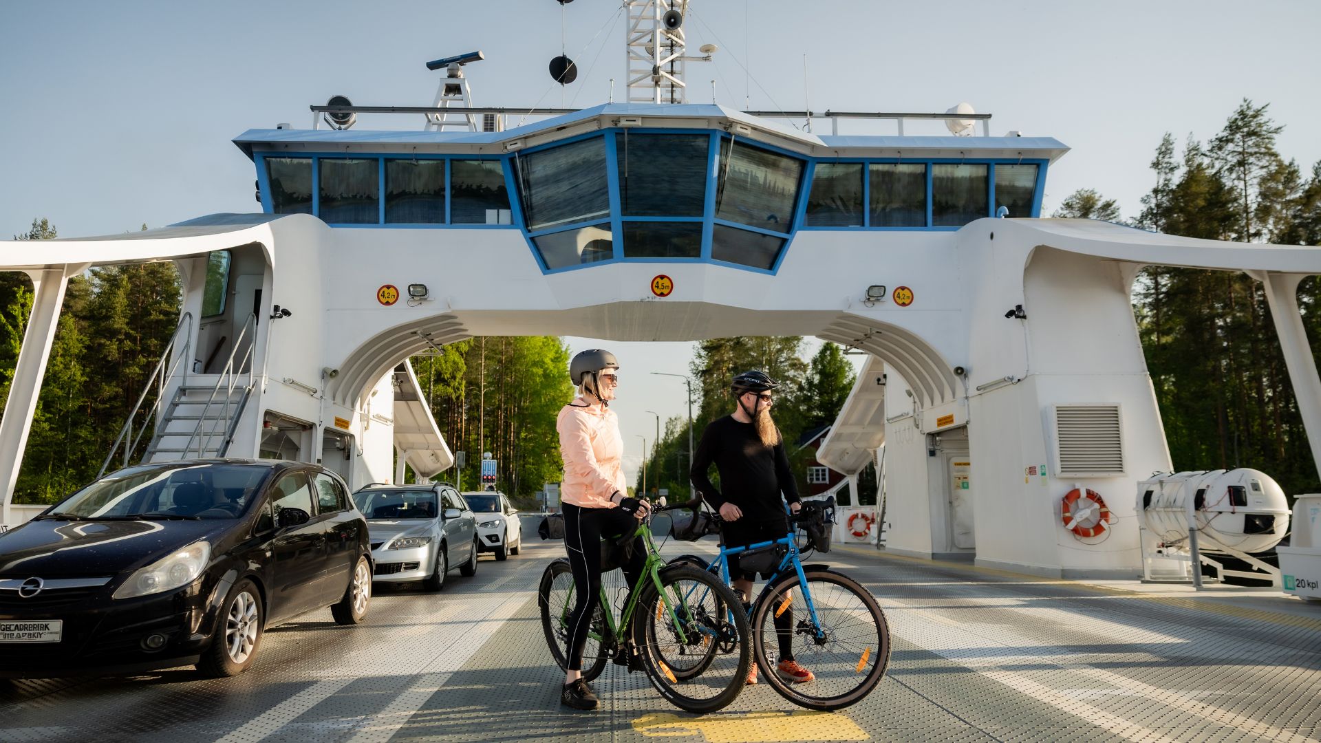 Pariskunta Arvinsalmen lossilla Liperin ja Rääkkylän välillä.