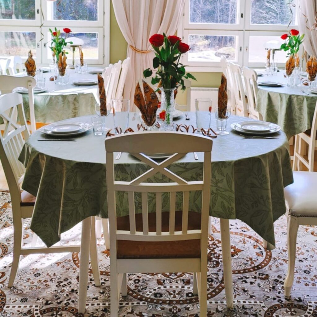 Kaunis juhlatila kukkia pöydällä – uniikit tilat ja tarjoilut ympäri vuoden.