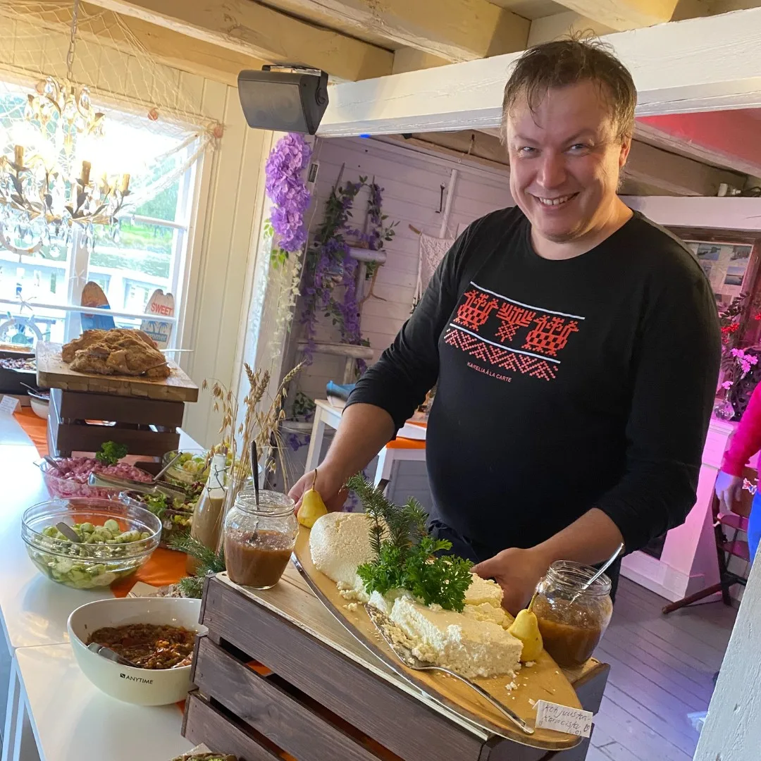 Keittiömestari Pasi venäläisen karjalaisen pitopöydän ääressä Summerissa Kirkkolahden satamassa.