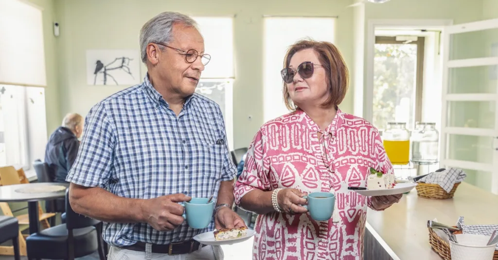 Pariskunta kakkukahvilla kahvila Moccassa Liperissä.