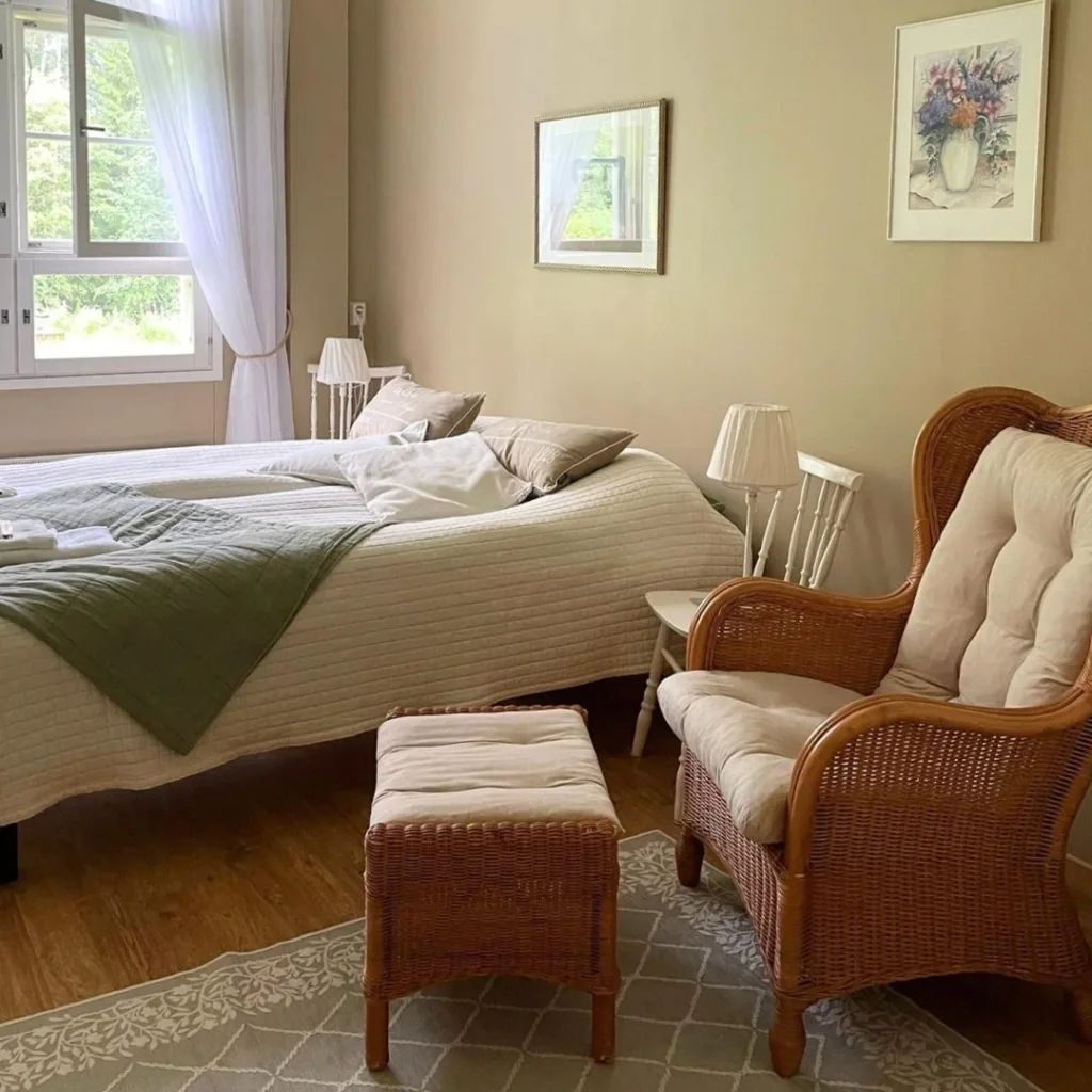 Viehättävä majoitushuone Palokin Majatalossa Heinävedellä Pohjoisella Saimaalla, sisustettu kierrätetyillä huonekaluilla – vastuullinen majoitusvalinta