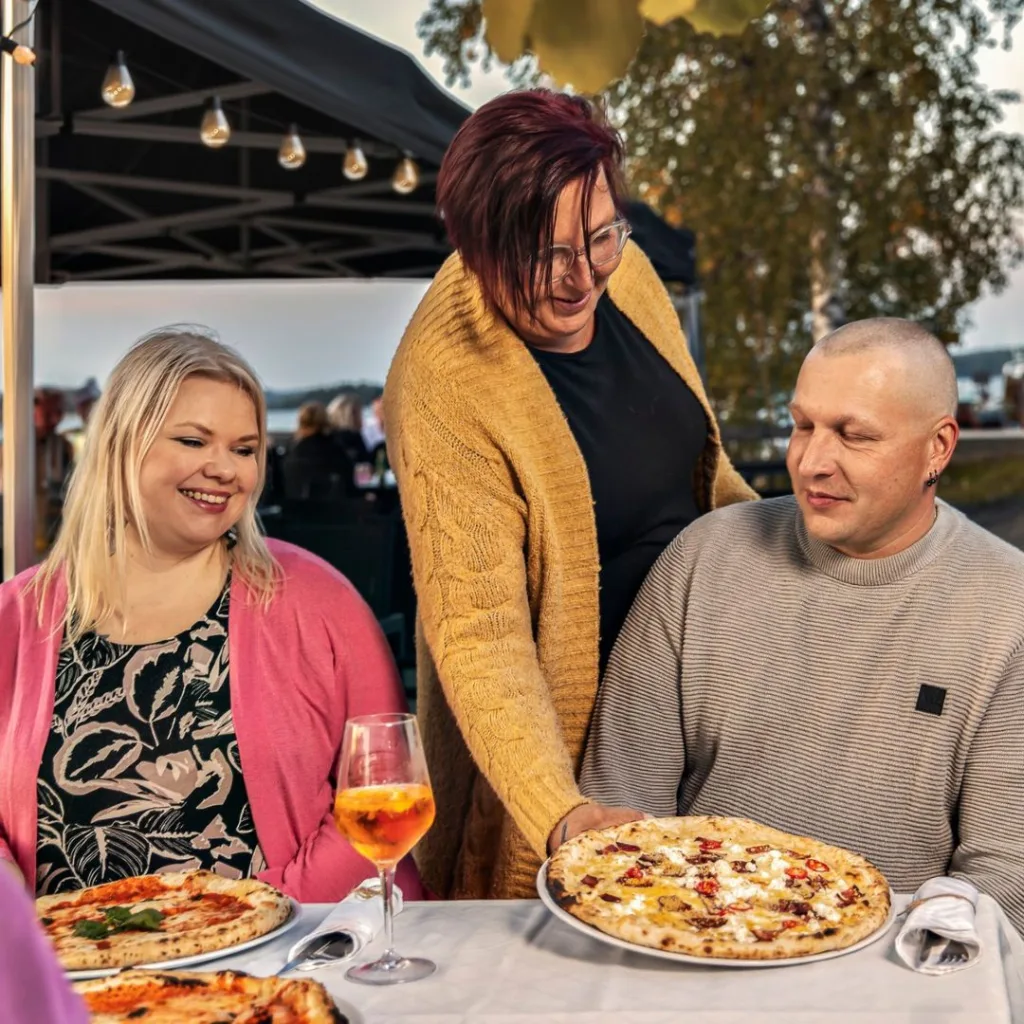 Nuorelle parille tarjoillaan pizzaa Saariston Puodissa Tutjunniemen satamassa – italialaisia herkkuja.