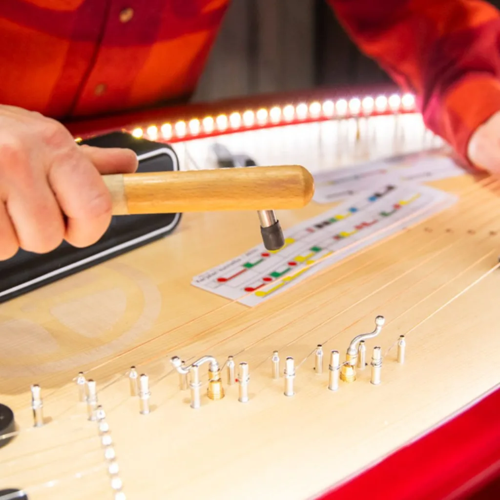 Kädet soittavat Koistisen kanteletta – tutustu ohjelmapalveluiden kanteletyöpajoihin.