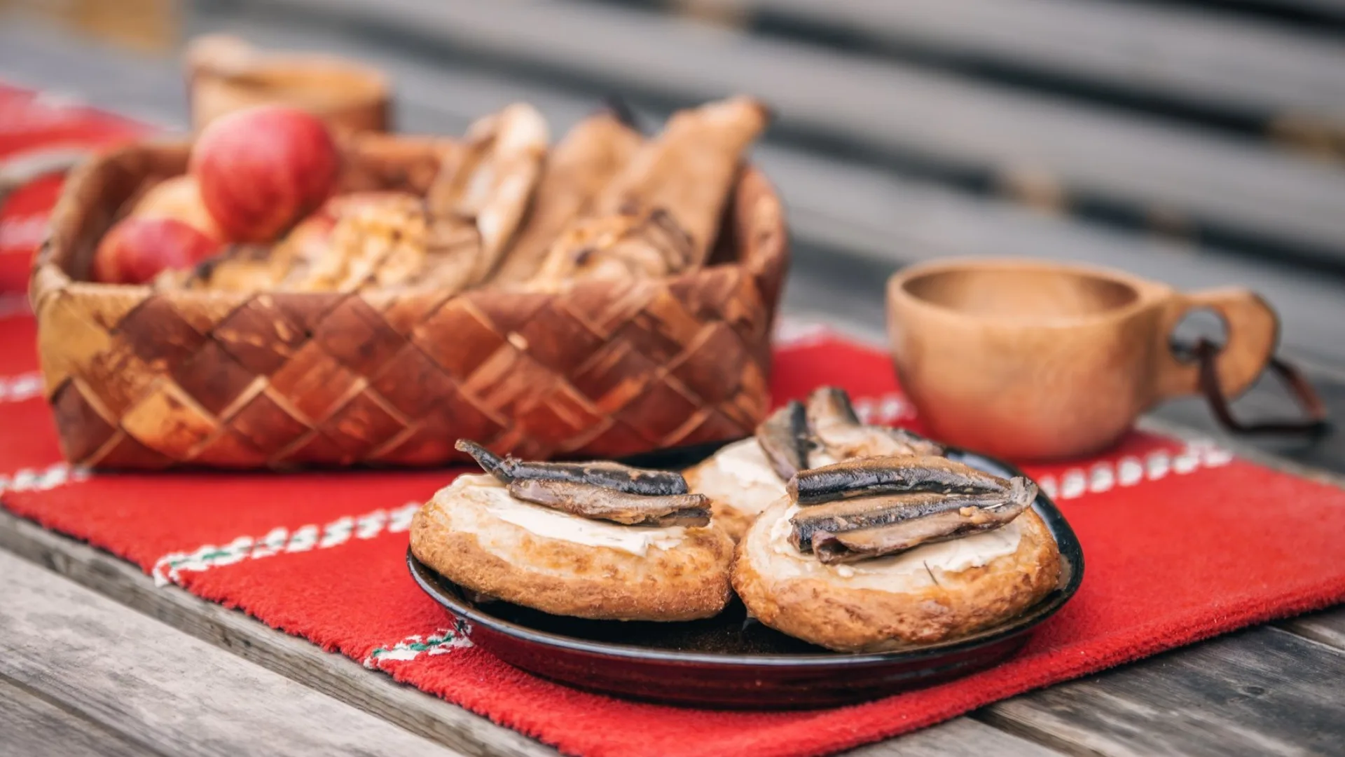 Pohjoisen Saimaan karjalaiset retkieväät, karjalanpiirakat, pyöröt ja savumuikut.