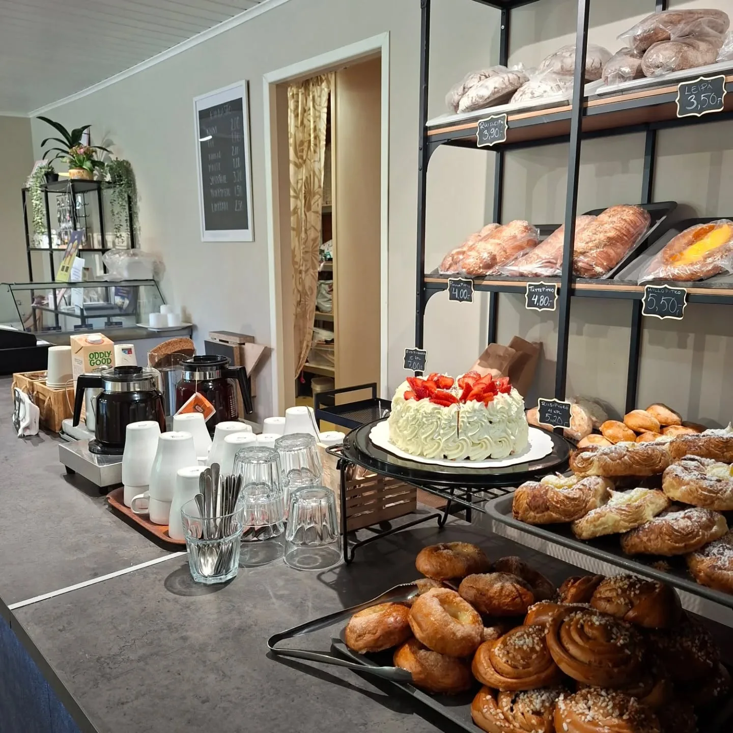 Runsas tiski kakkuineen ja pullineen Pulla-Puljun kahvilassa, joka muuntautuu juhla- ja kokoustilaksi