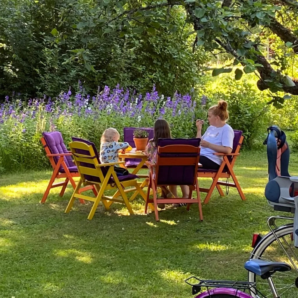 Kahvila Ollilan tupa Liperissä Pohjois-Karjalassa – lapset ja äidit nauttivat kahvia viihtyisässä pihapiirissä.