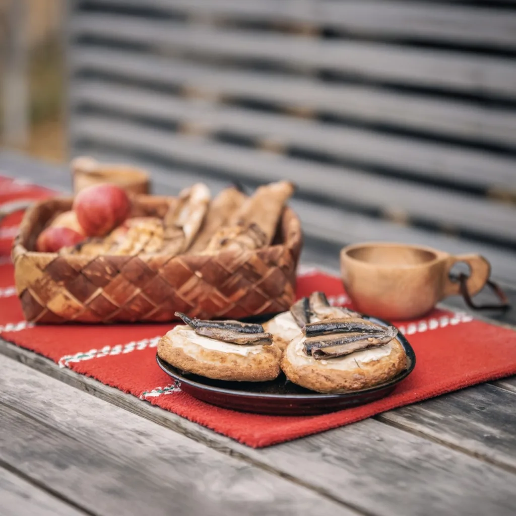 Karjalanpiirakoita ja pyöröjä retkieväänä patikointireiteillä Pohjois-Karjalassa – majoitu vastuullisesti lähellä Koli ja Joensuu.