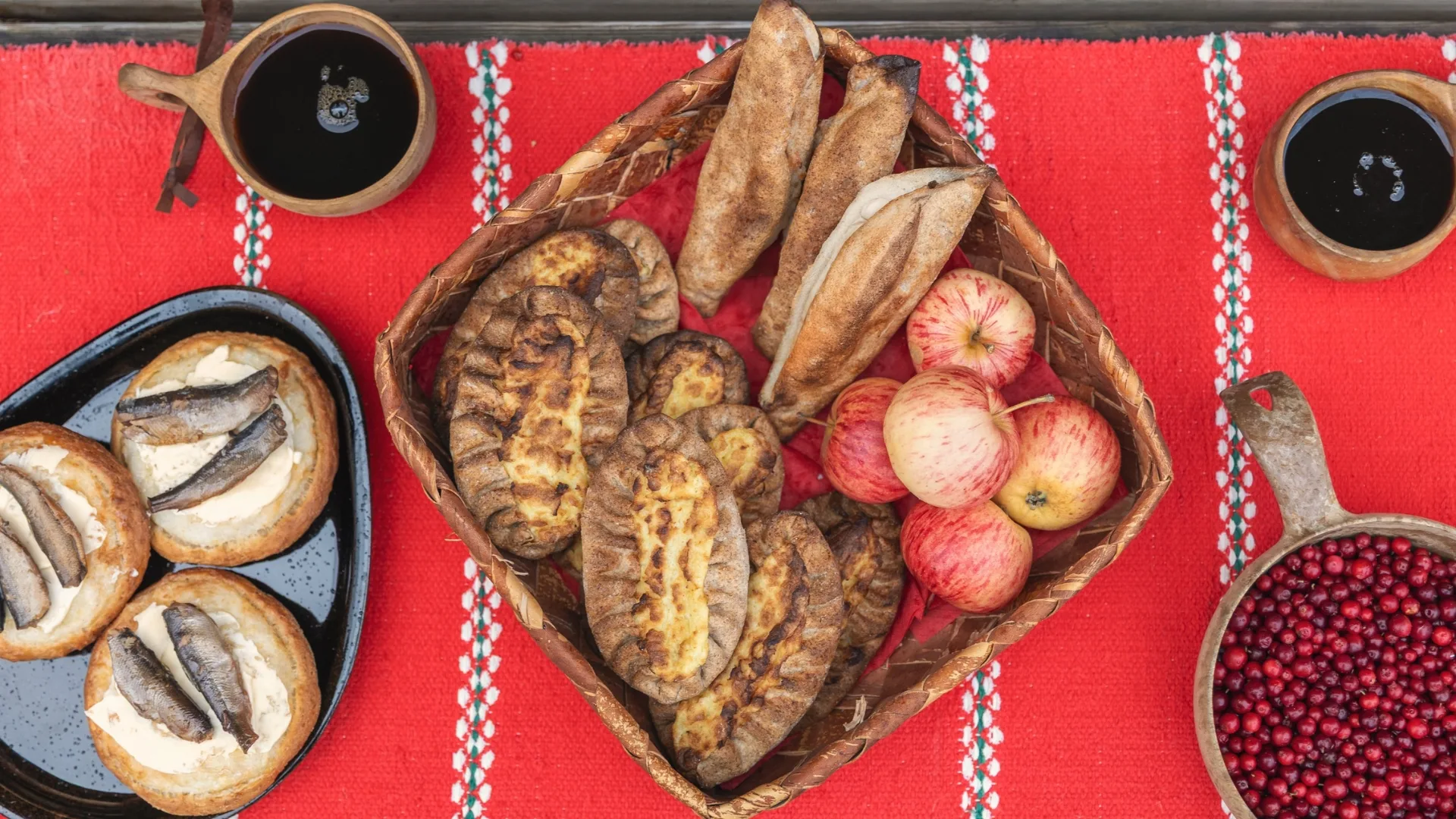 Pohjoisen Saimaan retkieväinä maistuvat piirakat, pyöröt ja savumuikut.