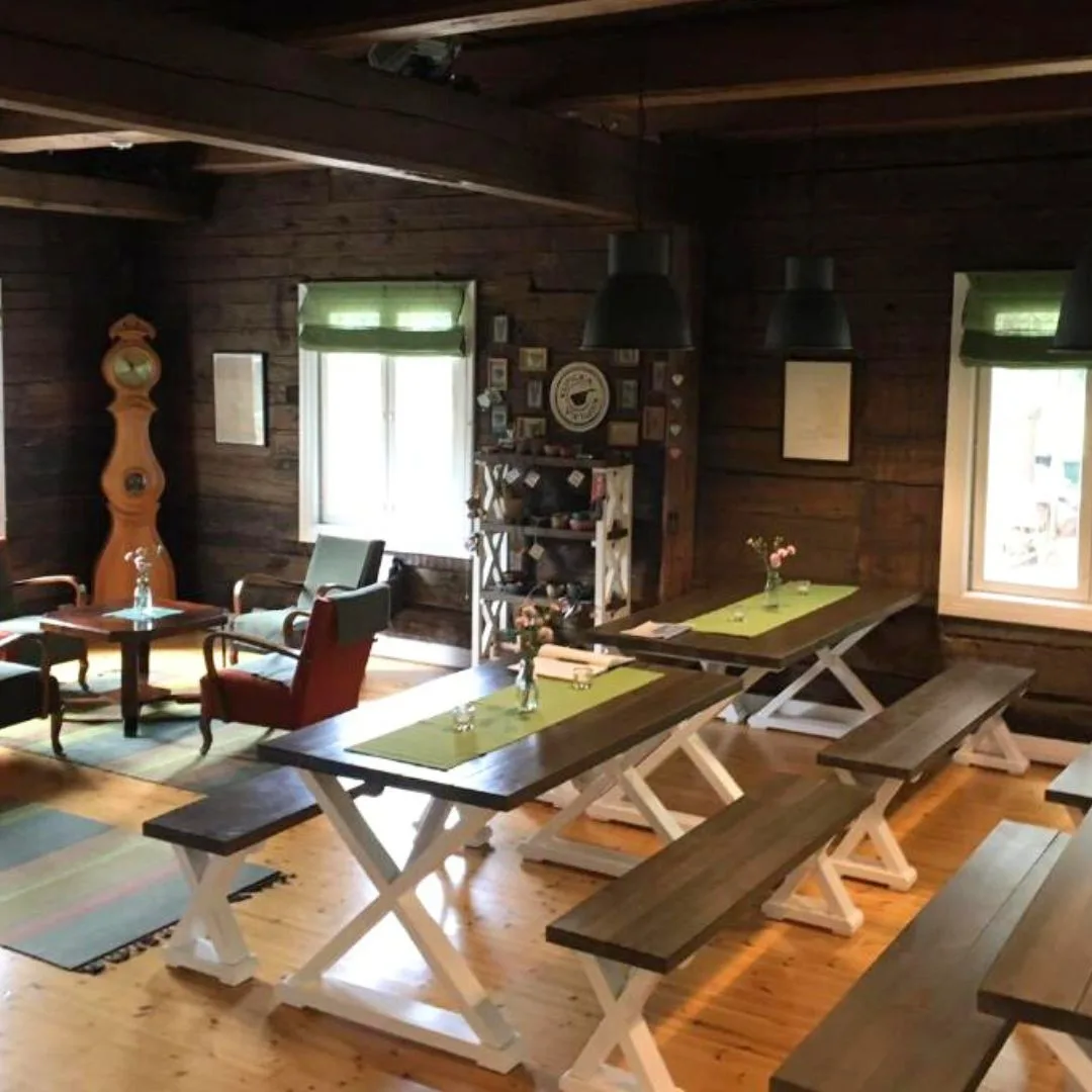 Tunnelmallinen vanha tupa penkkeineen ja pöytineen Ollilan tuvassa.