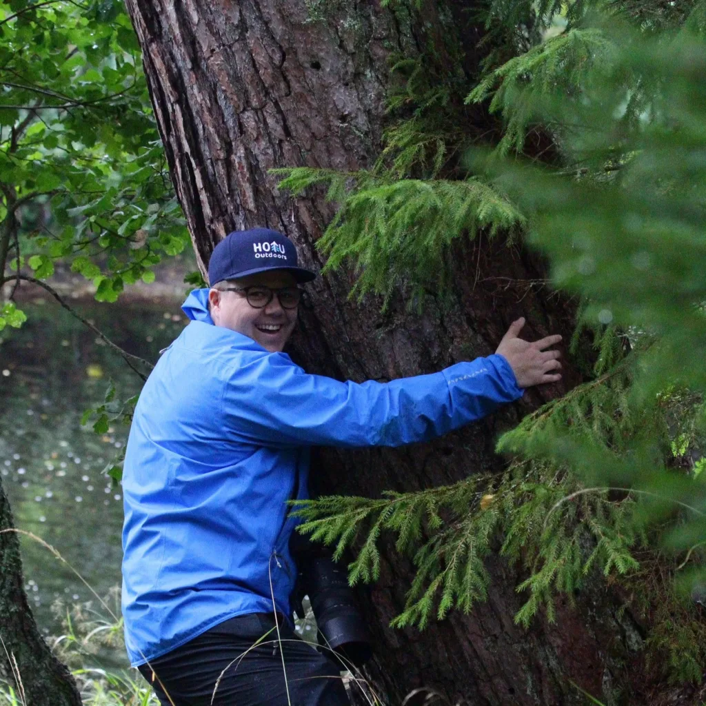 Vaikuttaja ja liikuttaja Lauri Kontkanen halaa paksua mäntypuuta.