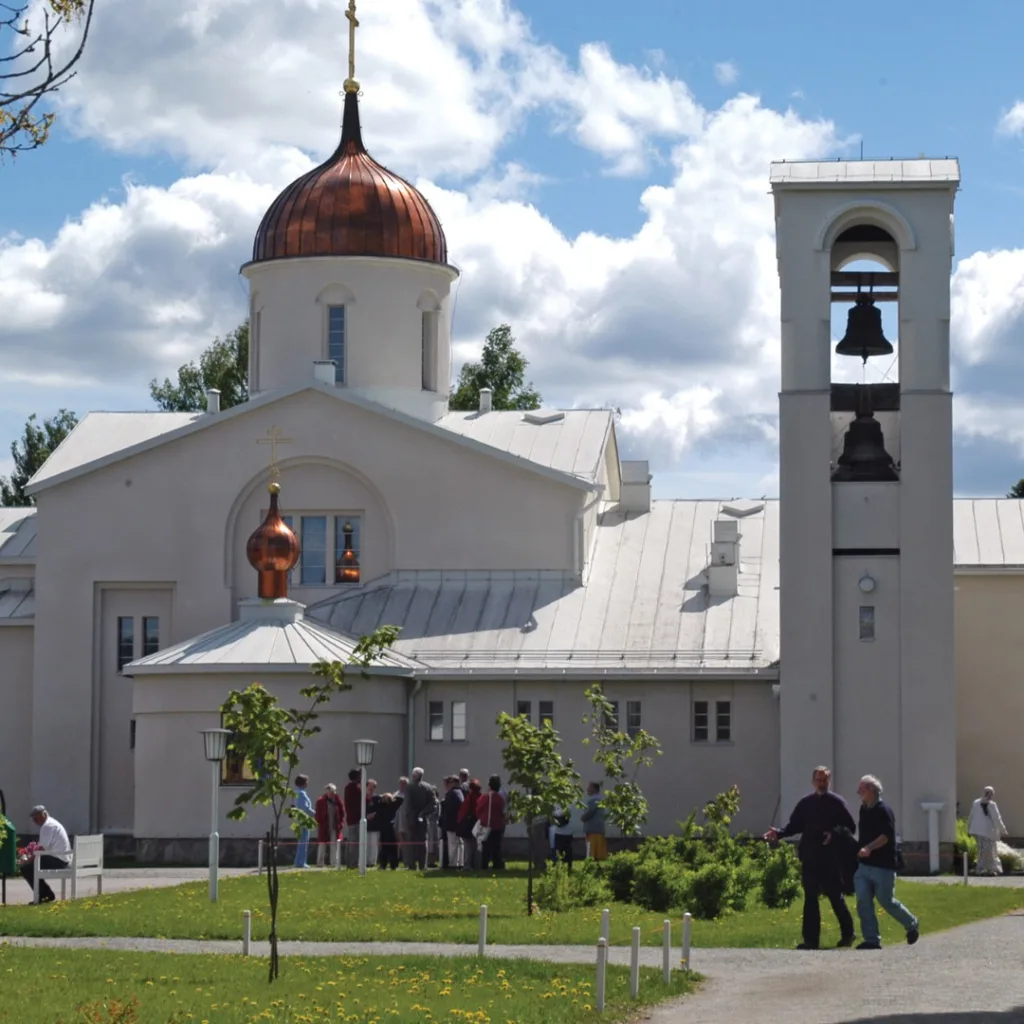 Valamon luostarin kirkko ulkoapäin – Luostarista luostariin -vaellusreitti vastuullisesti lähellä Koli ja Joensuu.