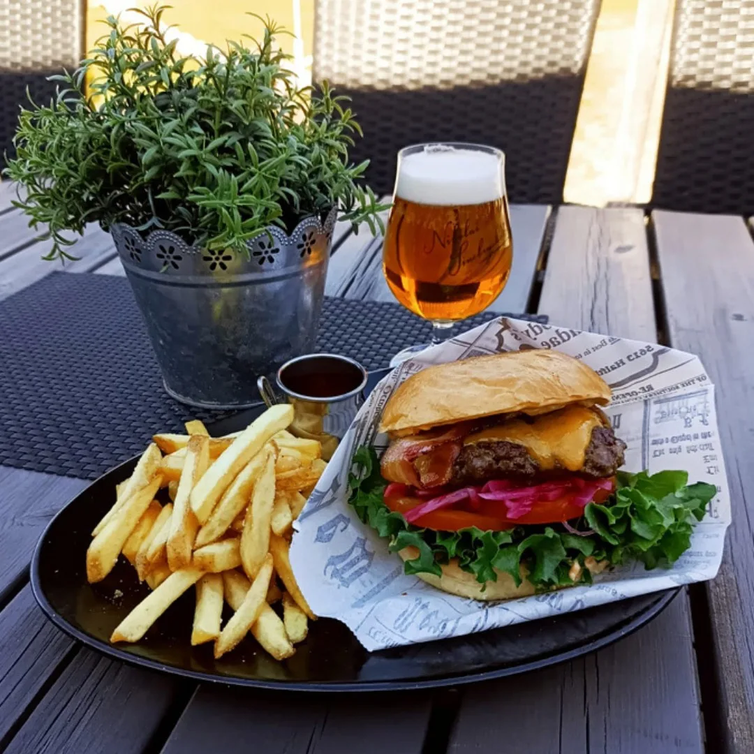 Herkullinen hampurilainen ja lasi olutta Ravintola Gaijussa Liperissä.