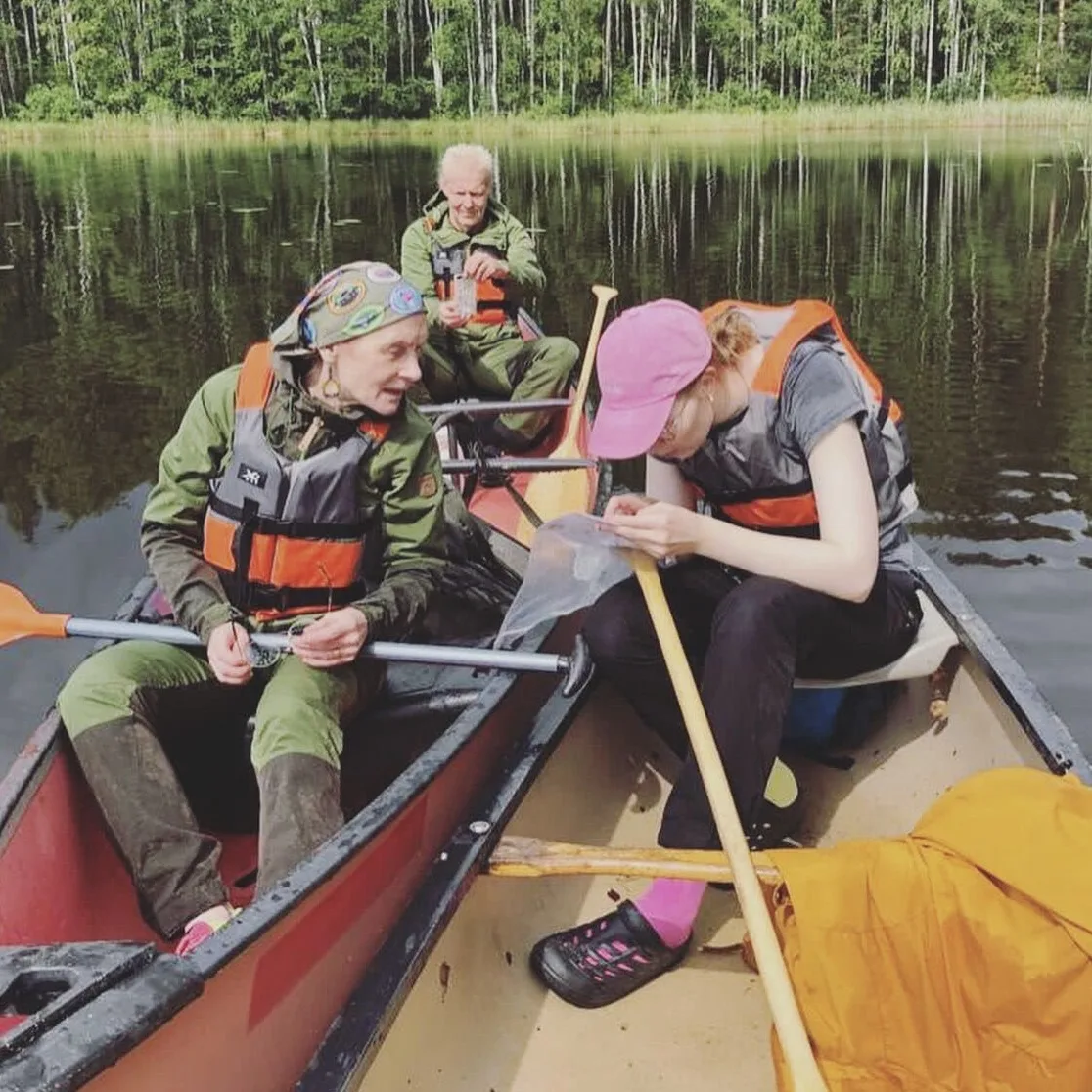 Familie paddelt mit Führung im Ollilan Tupa in Liperi – verantwortungsvolles Unternehmen nahe Koli und Joensuu.