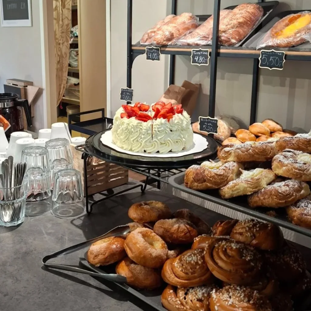 Köstliche Sahnetorte und Brötchenauswahl an der Theke von Pulla-Pulju – karelische Backwaren als Feierlocation.