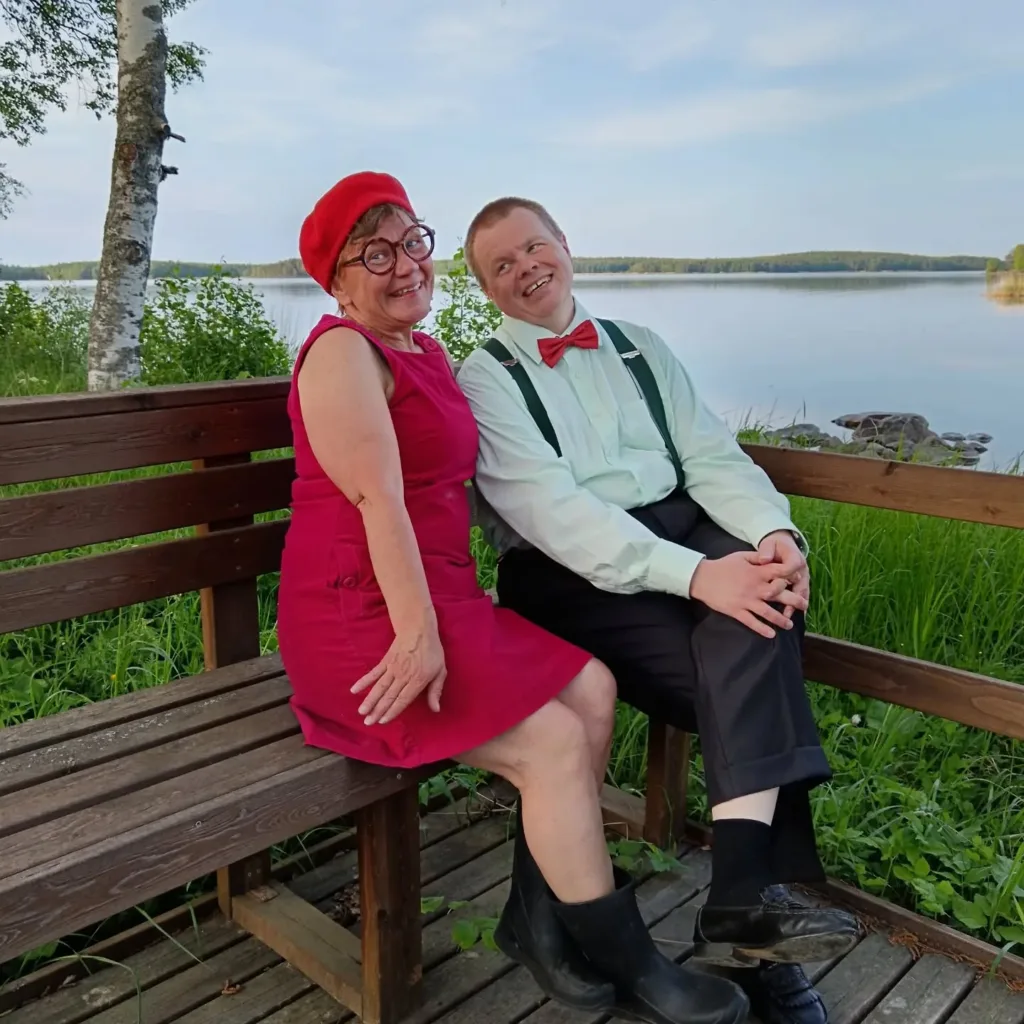 Nayttelijät nauravat Riäkky-teatterissa järvimaisemassa.