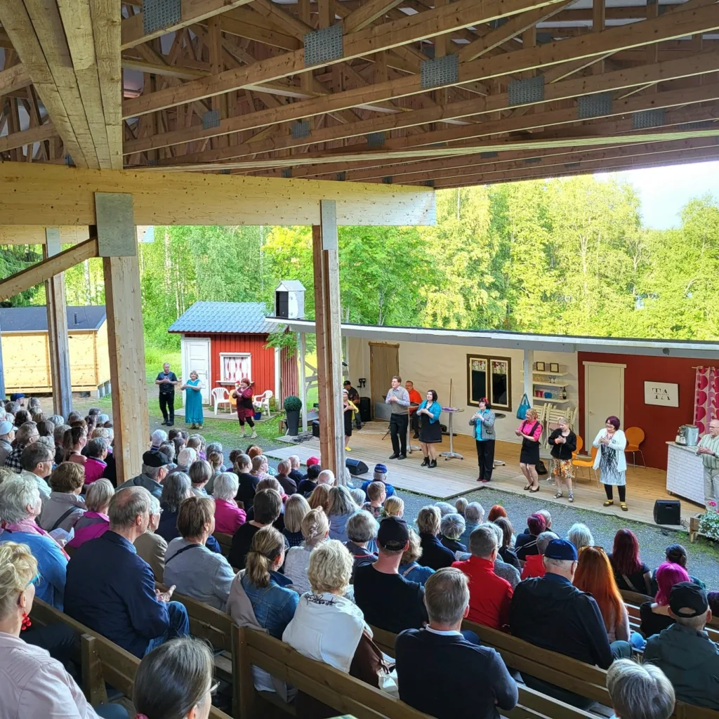 Liperin Ristin kesäteatterin katsomo täynnä iloisia teatterin ystäviä.
