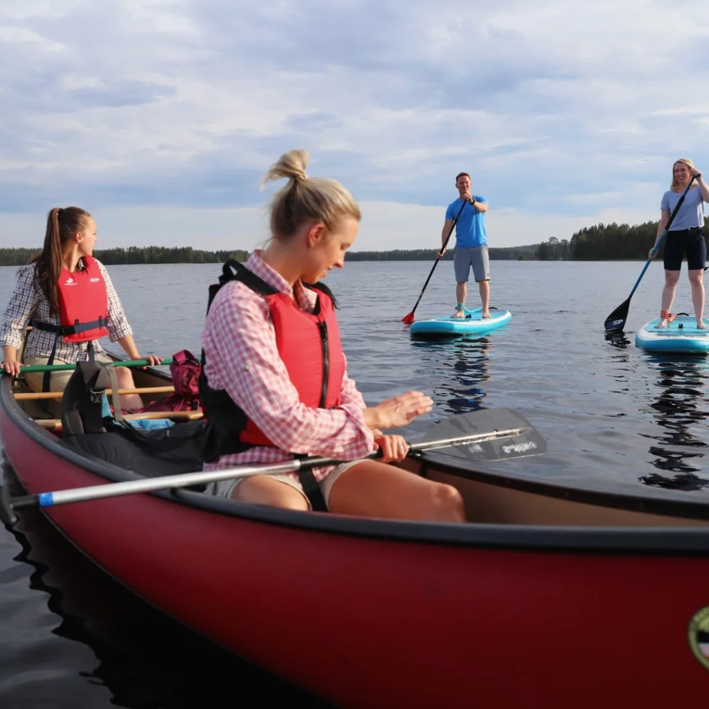 Kajakilla melotaan tyynellä järvellä, vain kärki näkyy – vuokraa kalustoa ja lähde opastetulle retkelle.