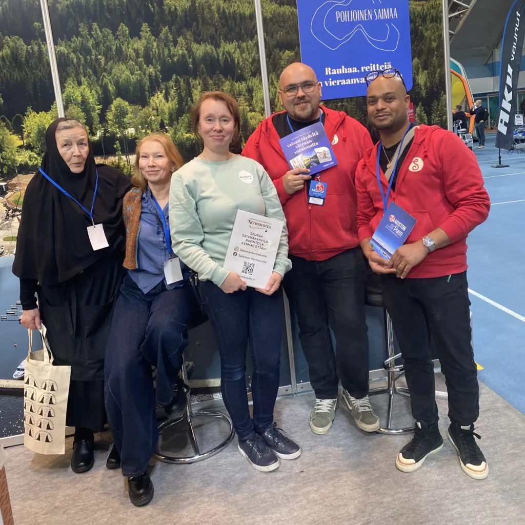 Pohjoisen Saimaan matkailuyrittäjiä yhteisellä osastolla Kallavesi-messuilla Kuopiossa – verkostoitumista ja alueen esittelyä.