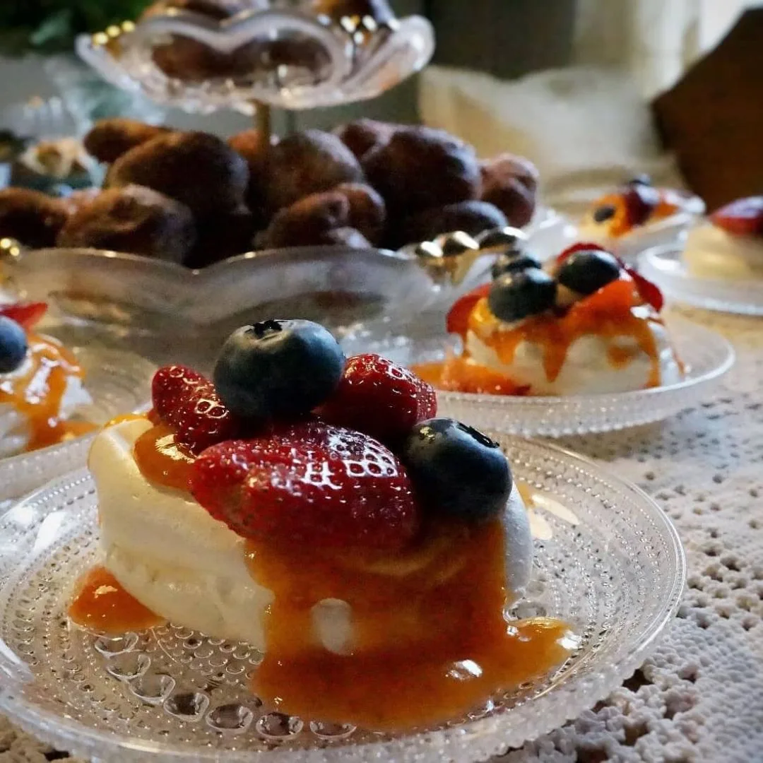 Lähikuva herkullisesta leivoksesta Pohjoisella Saimaalla – pitopalvelujen ja juhlatilojen tarjoamia makuelämyksiä juhliin ja tilaisuuksiin.